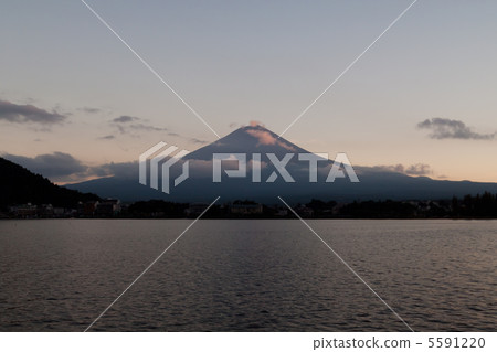 在河口湖黃昏的富士山 在河口湖黃昏的富士山 5591220