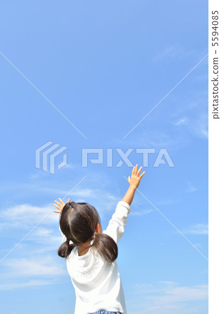 A girl who is a Banzai in the blue sky (behind) 5594085