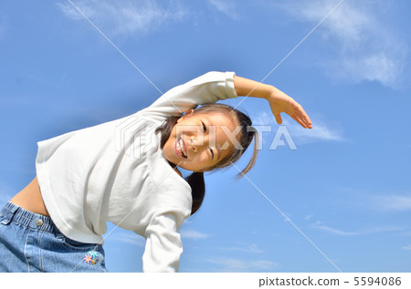 Girls exercising in the blue sky 5594086