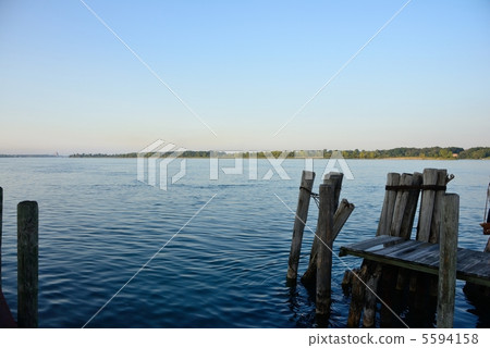 Pier 5594158