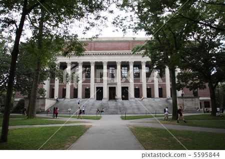 周圍的哈佛大學 5595844
