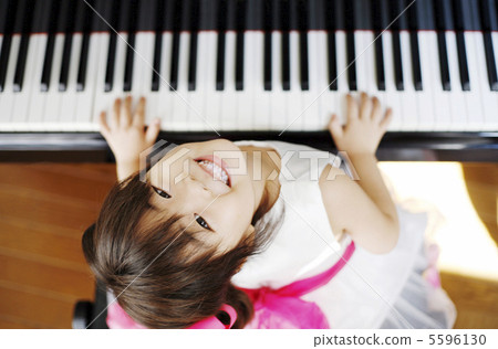 彈鋼琴的女孩 5596130