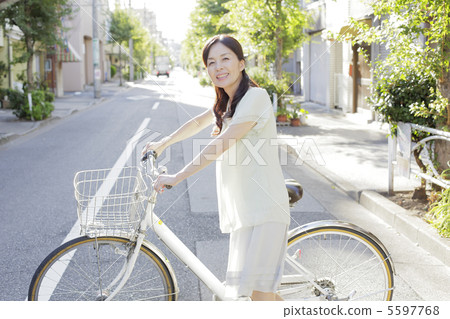 自行車和家庭主婦 5597768