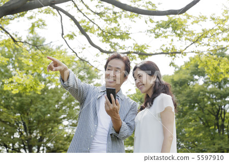 The couple who came to travel 5597910