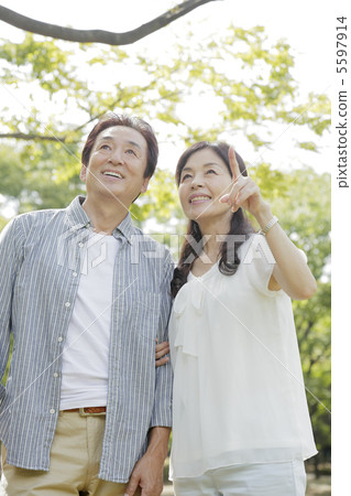 The couple who came to travel The couple who came to travel 5597914