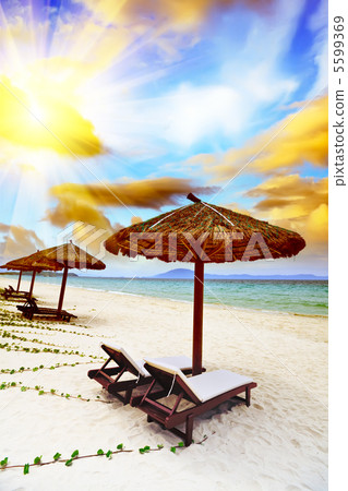 Sandy tropical beach 5599369