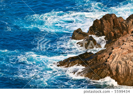 Waves 5599434