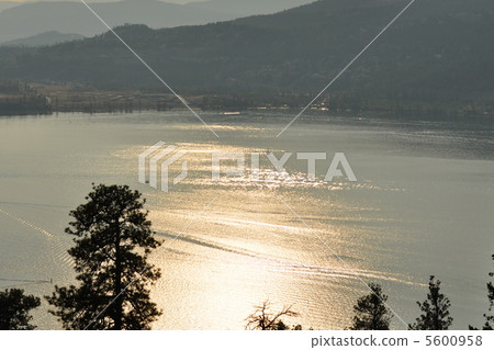 日落照亮的湖 5600958