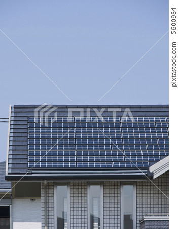 太陽能電池板和房屋屋頂上安裝的太陽能電池板圖像材料 5600984