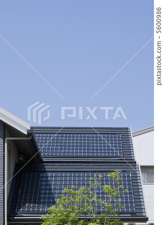 房屋和太陽能電池板房屋屋頂和太陽能電池板圖像素材 5600986