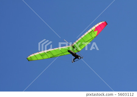 Hangglider in sky 5603112
