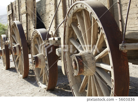 Wood wagon 5603836