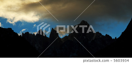 Peak on sunset 5603934