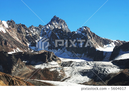 Mountain peak 5604017