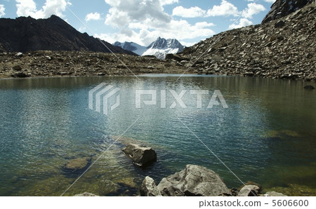 Beautiful lake in the Cordillera mountain 5606600