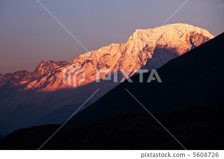 Peak on sunset Peak on sunset 5608726