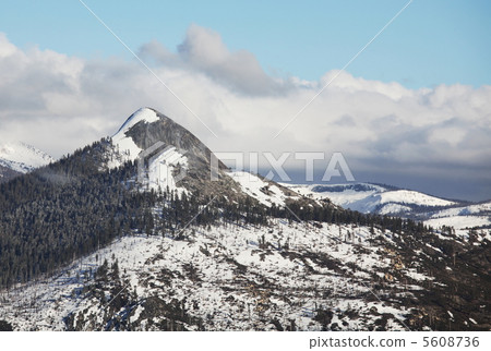 Yosemite mountains 5608736