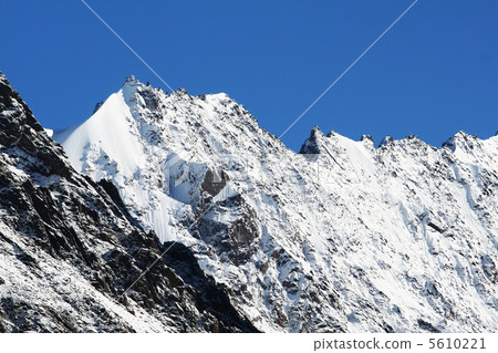 Snowy mountain Snowy mountain 5610221