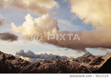 Clouds in the mountains Clouds in the mountains 5611124