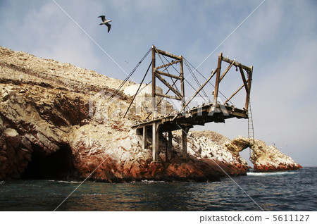Rock island in the Pacific ocean Rock island in the Pacific ocean 5611127