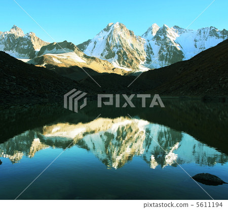 Mountain lake 5611194