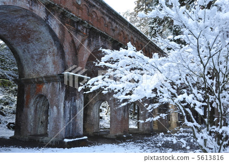 Snow scene of Kyoto Seitokaku 5613816