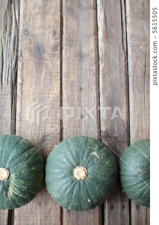 Palm-sized Botchan pumpkins from Hokkaido lined up in a row Palm-sized Botchan pumpkins from Hokkaido lined up in a row 5615505