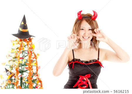 萬聖節小惡魔的一個逗人喜愛的小女孩凝視與他們的釘子 5616215