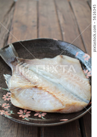 日式餐盤上擺放著去骨的生魚片。魚乾。 5616345