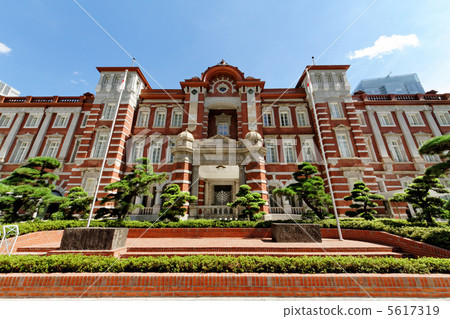 Save and restoration construction completed Tokyo Station Marunouchi station building and blue sky 5617319