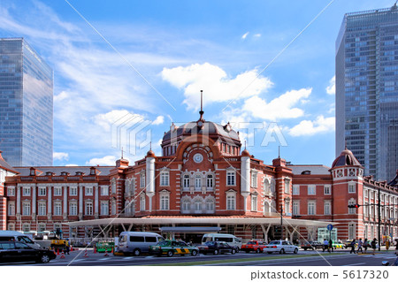 Save and restoration completed Tokyo Station Marunouchi South Exit station and blue sky Save and restoration completed Tokyo Station Marunouchi South Exit station and blue sky 5617320