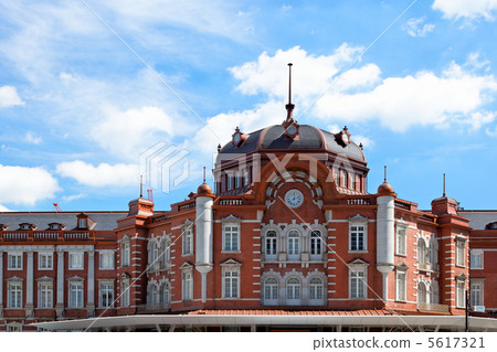 保存並恢復完成東京站丸之內南口站和藍天 5617321