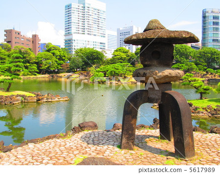 Yukigami lantern and pond (Former Shiba Rikyu Imperial Garden: Hamamatsucho / Tokyo) 5617989