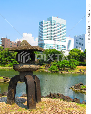 Yukimi lantern and high-rise building (former Shiba Rikyu Garden Garden: Hamamatsucho / Tokyo) 5617990