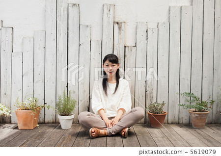 One female single person plant garden 5619079