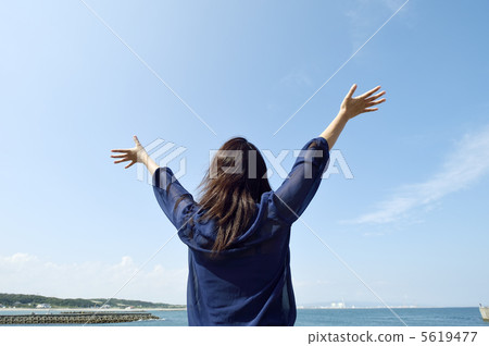 A woman who spreads the blue sky and both hands 5619477