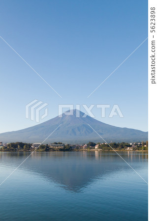 清早倒入河口湖的富士山 清早倒入河口湖的富士山 5623898