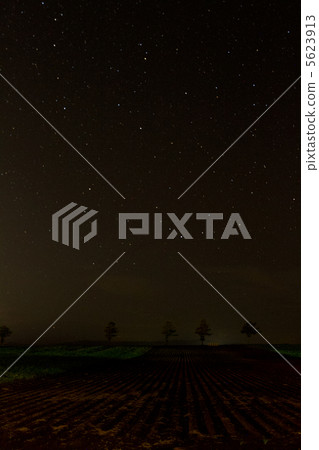 Starry sky and night view of Memanbetsu Airport (Eastern Hokkaido) Starry sky and night view of Memanbetsu Airport (Eastern Hokkaido) 5623913