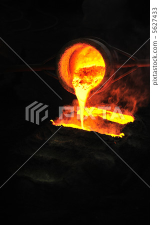 Foundry - molten metal poured from ladle into mould - emptying leftover Foundry - molten metal poured from ladle into mould - emptying leftover 5627433