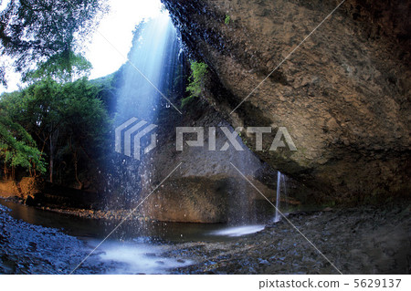 月亮的瀑布等待 5629137