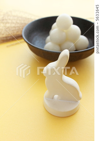 在秋天的月亮觀看 5631645