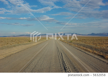 未鋪砌的道路在荒野中 5632058