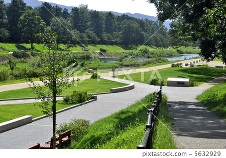 從京都北山大橋的鴨川河 5632929