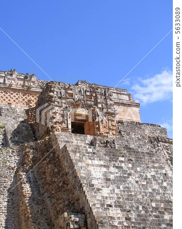 Uxmal 2 5633089