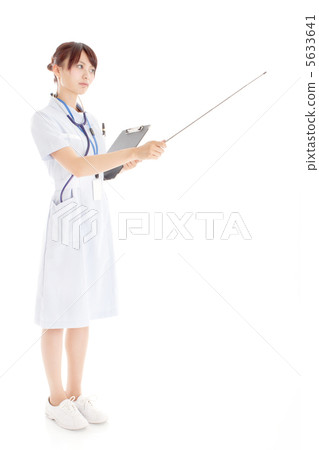 有一個指向桿的一位護士有嚴肅的神色 有一個指向桿的一位護士有嚴肅的神色 5633641