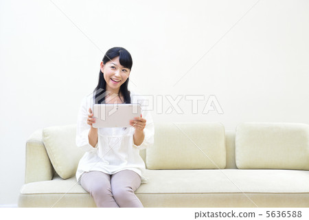 A relaxing young woman (tablet PC) A relaxing young woman (tablet PC) 5636588