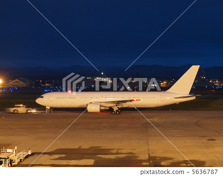 夜間機場 5636787