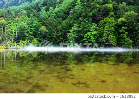 薄霧Myoki池塘 5638892