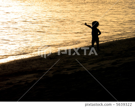Waving hands to the sunset 5639322