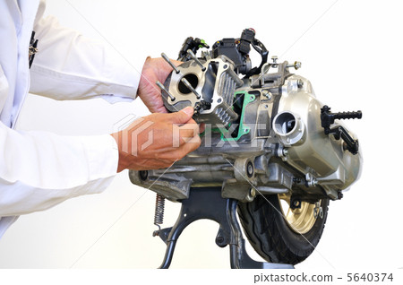 Maintenance of scooter engine 5640374